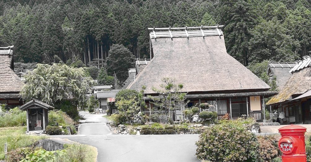 目の前に現れた古風な村の風景